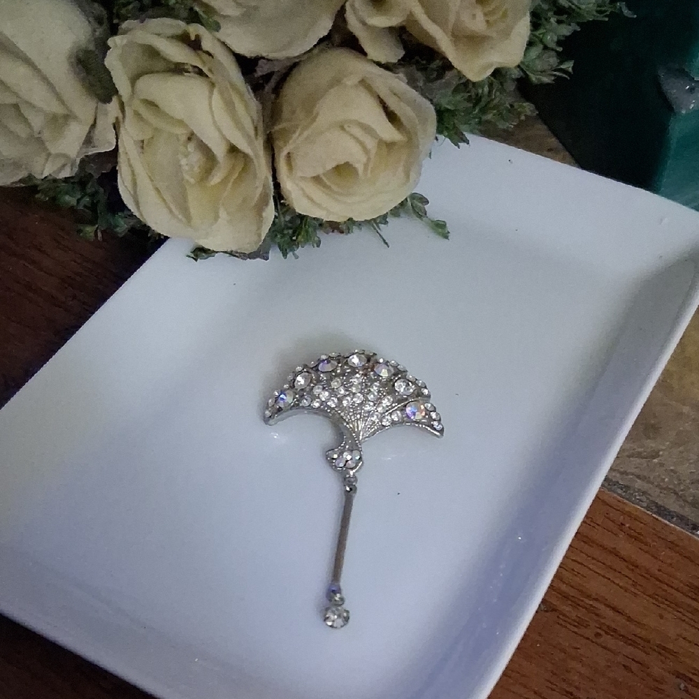 vintage silver-tone rhinestone brooch featuring a fan